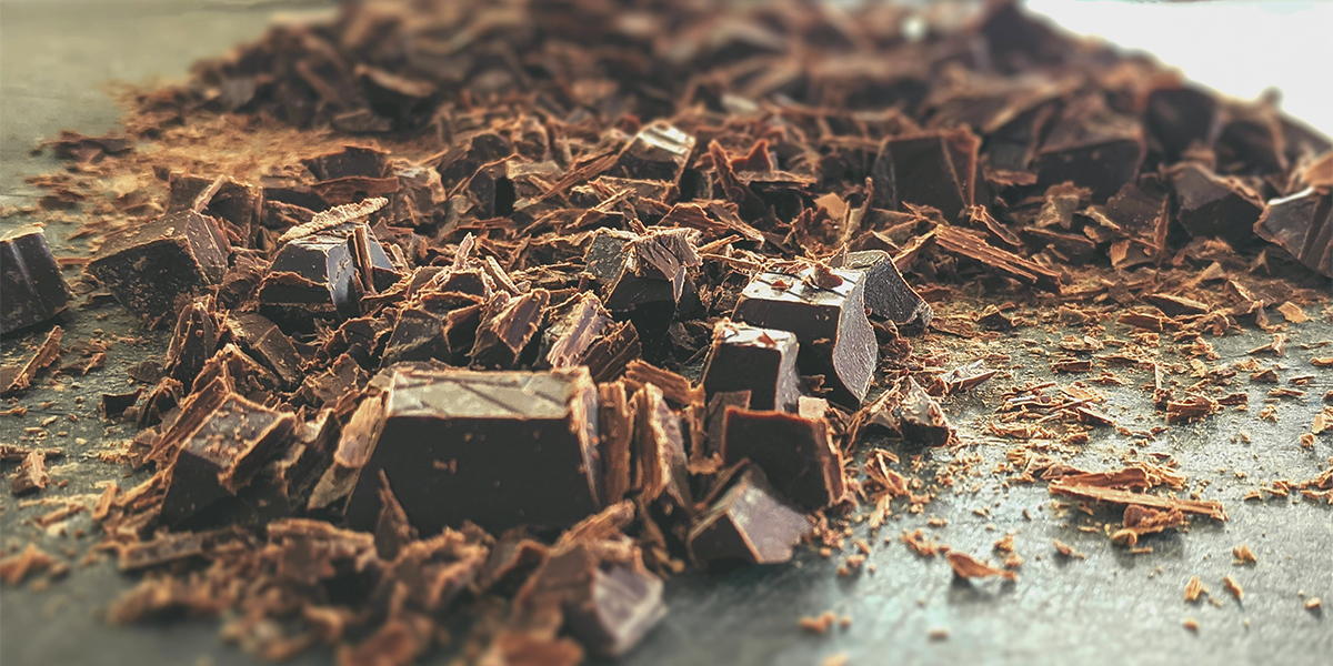 Scaglie di cioccolato su un piano di gelateria