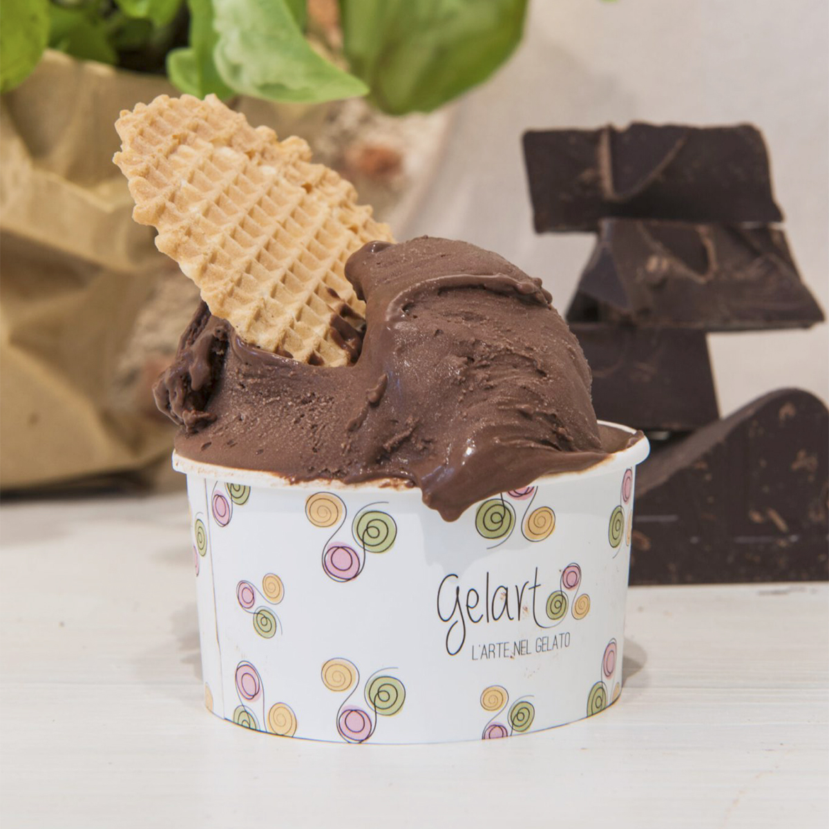 Coppetta gelato della Gelateria Gelart al gusto di Cioccolato Fondente con biscotto croccante