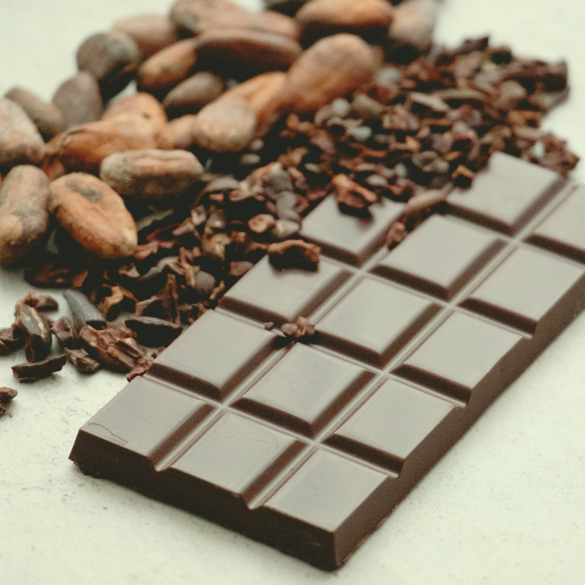 Fave di cacao grezzo, scaglie e barrette di Cioccolato